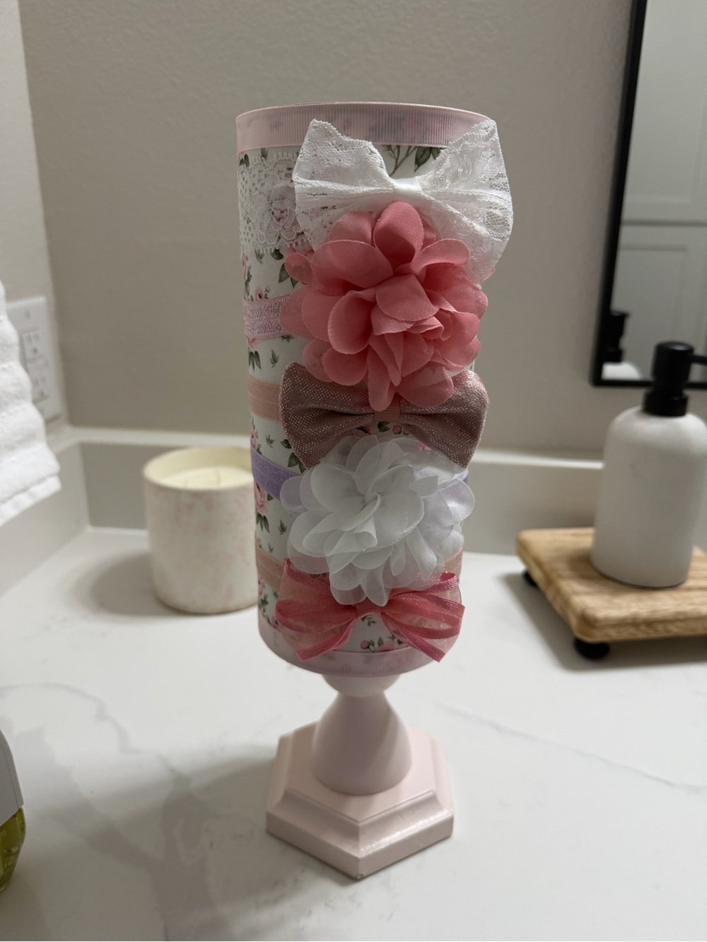 NEW Pink and White Floral Headband Holder with Assorted Bows